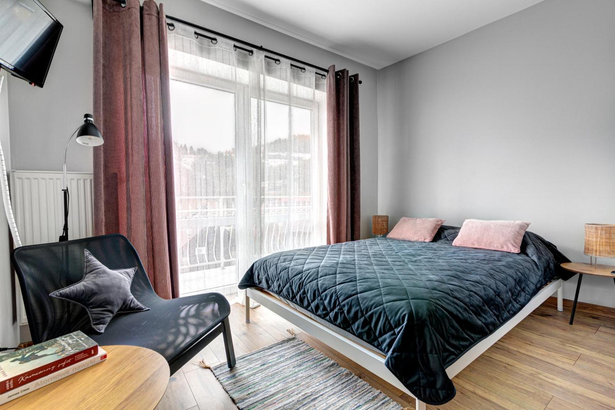 Wesola: Centrally Located With Private Baths And Kitchen Access *