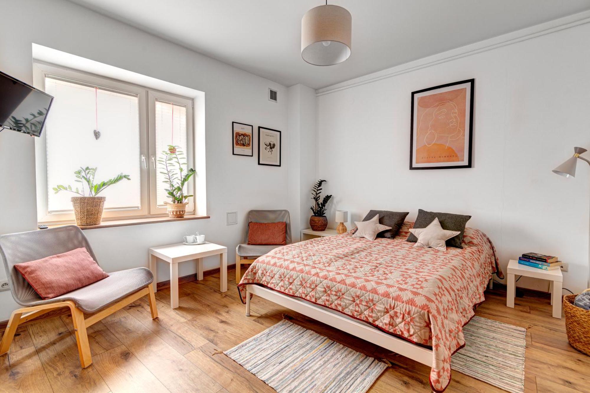 Wesola: Centrally Located With Private Baths And Kitchen Access
