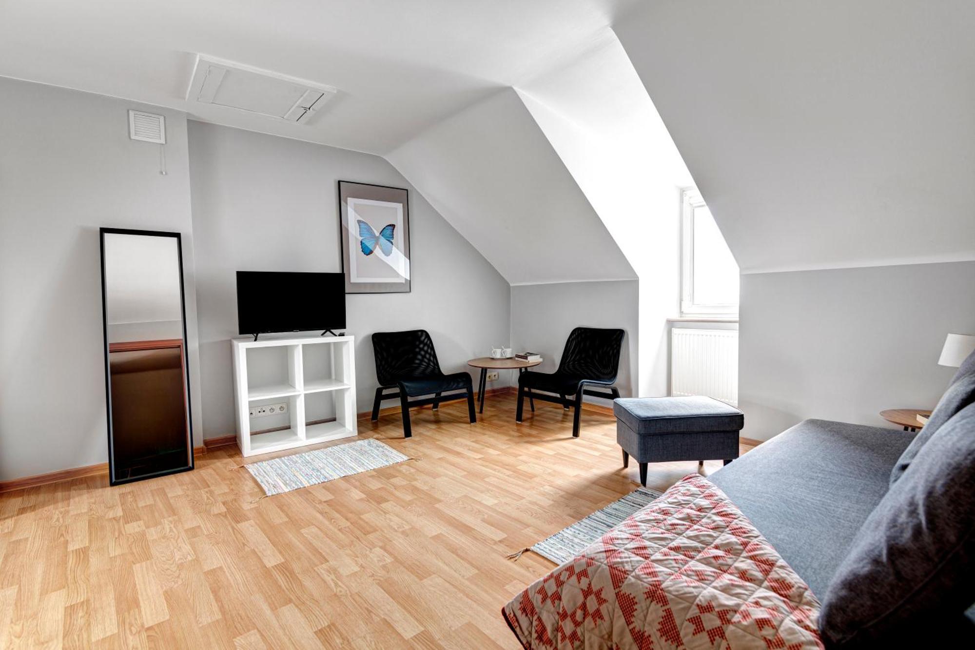 Wesola: Centrally Located With Private Baths And Kitchen Access Ubytovanie v rodine