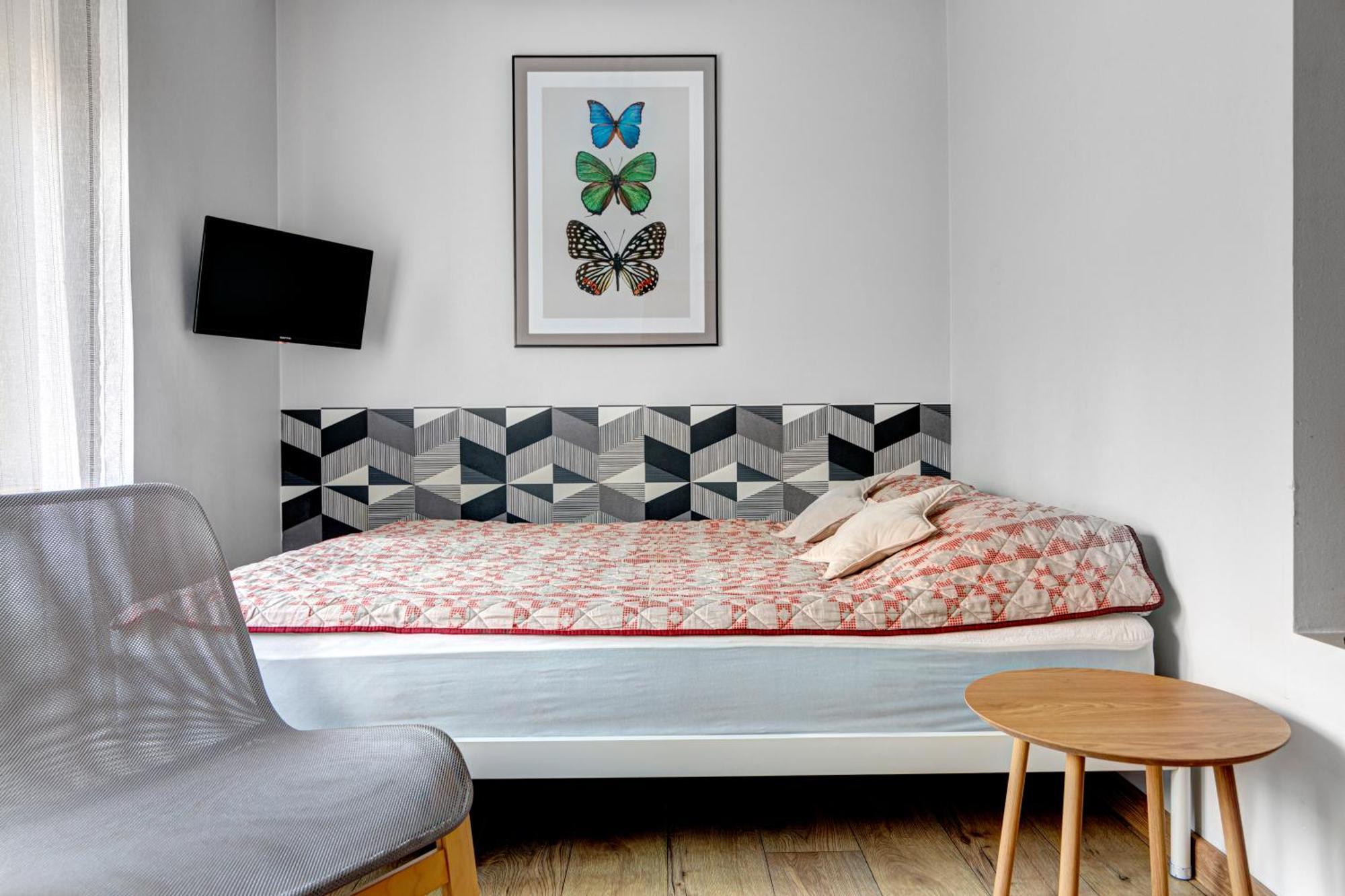 Wesola: Centrally Located With Private Baths And Kitchen Access *