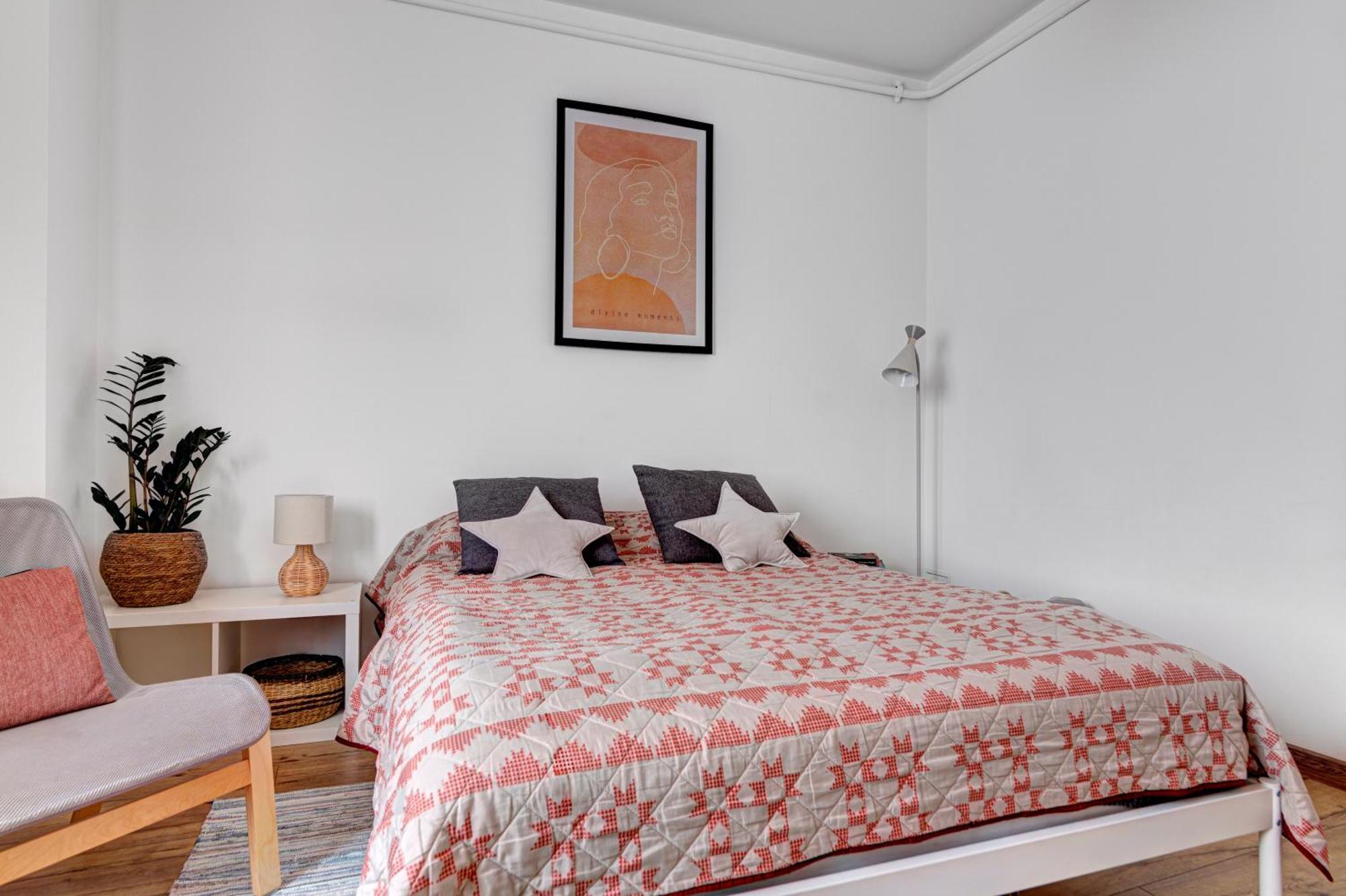 Wesola: Centrally Located With Private Baths And Kitchen Access
