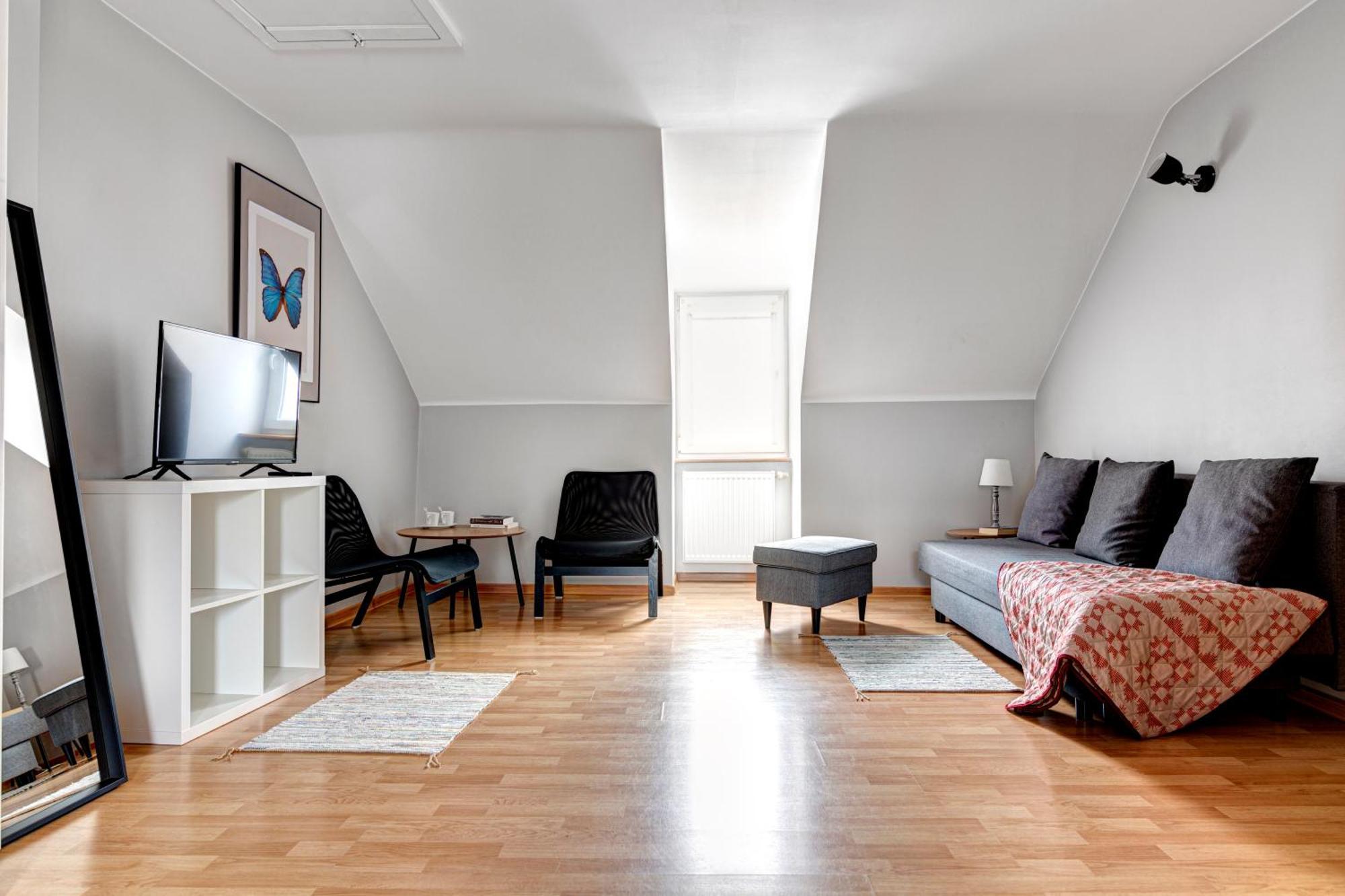 Wesola: Centrally Located With Private Baths And Kitchen Access Ubytovanie v rodine
